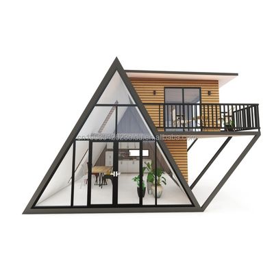 Casa de madera con contenedor triangular