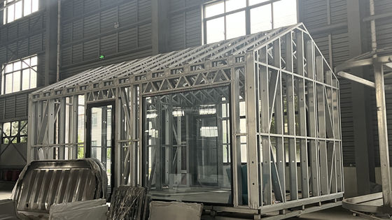 Villa prefabricada de dos pisos con diseño de marco A y contenedor triangular hecho de tubos cuadrados de acero galvanizado