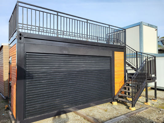 Casa de contenedores prefabricada de dos pisos para el centro comercial estilo Boba 50/75/100mm Panel de sandwich ondulado Pared y terraza de diseño moderno