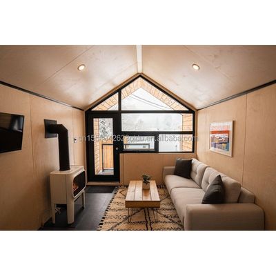 Estructura principal Tubos cuadrados de acero galvanizado Casa al aire libre triangular moderna Diseñada con material de panel de sándwich para tienda