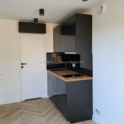 Hotel de un dormitorio Negro Casa de contenedores de envío Puerta de acero lujosa 20 pies Casas de madera prefabricadas con cocina y baño