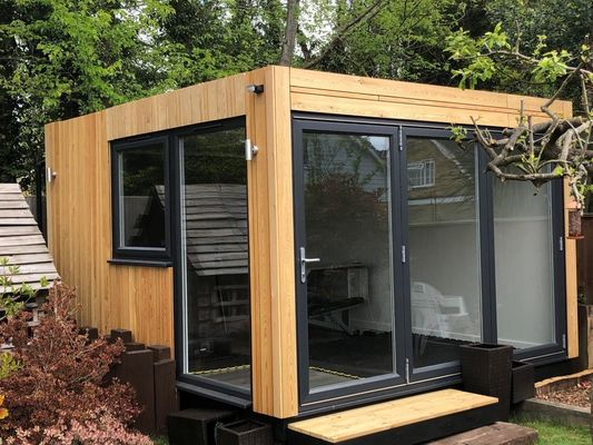 Casa de contenedores de envío prefabricada con marco de acero y ventanas