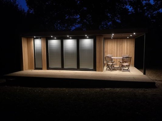 Casa de contenedores de envío prefabricada con marco de acero y ventanas